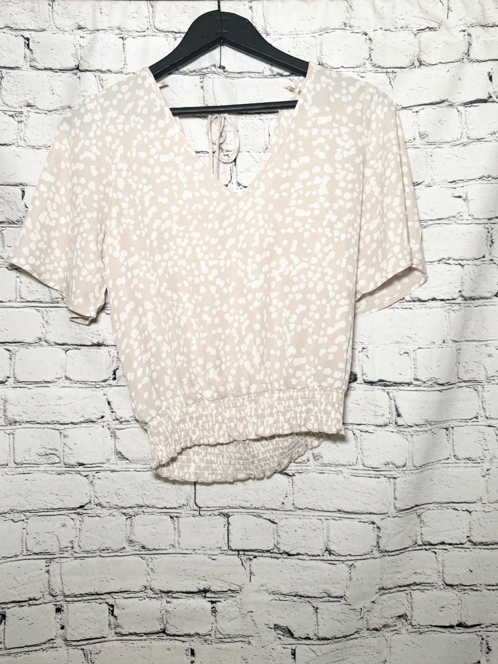 Women's Cream Dot V-Neck Short Sleeve Top. Size XS
